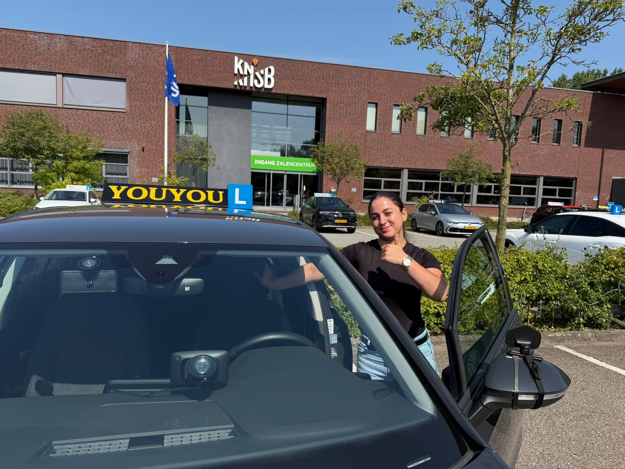 Foto van de lesauto van Autorijschool YOUYOU