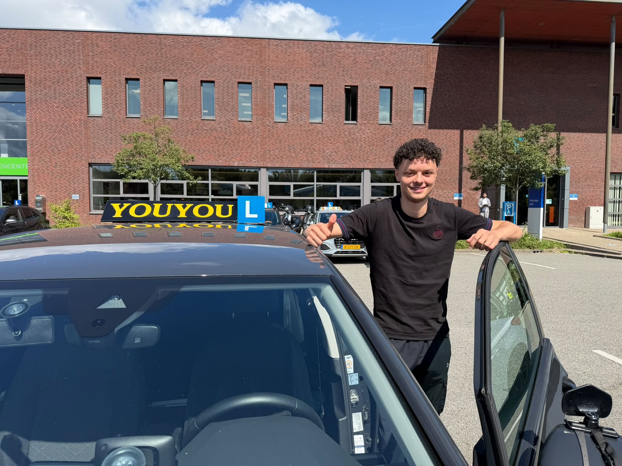 Foto van de lesauto van Autorijschool YOUYOU